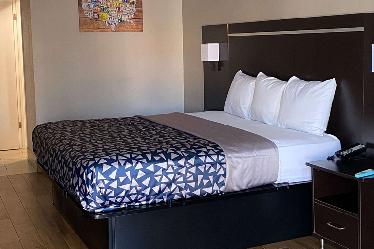 Bedroom 3, Econo Lodge Sevierville-Pigeon Forge on the River, Sevier