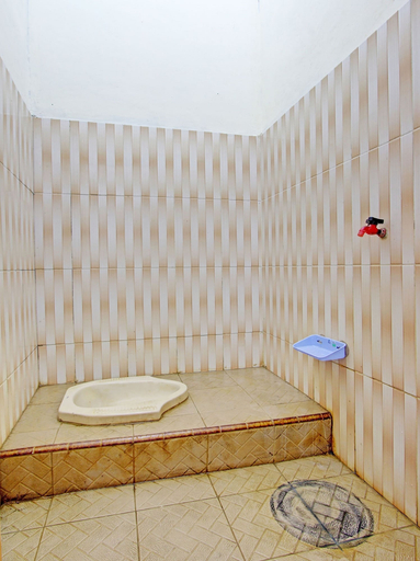 Bathroom, Hotel O Guest House Cemara 1 Syariah, Brebes