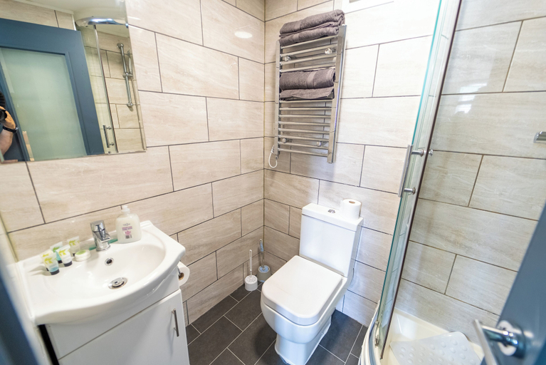 Bathroom 2, Lovely 1-bed Studio in Birmingham, Birmingham