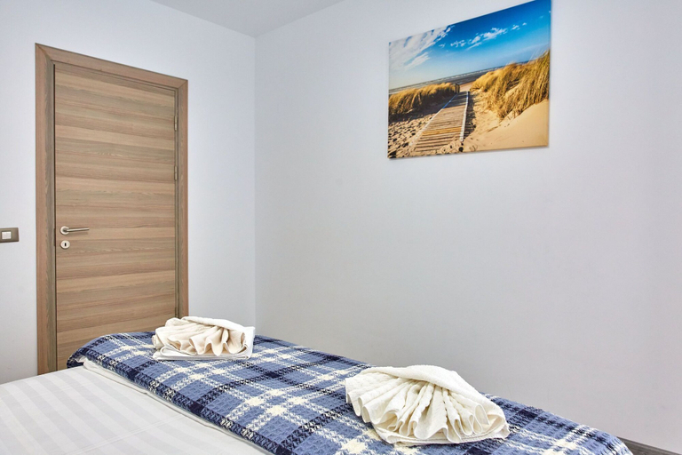 Bedroom 2, Alezzi, Navodari