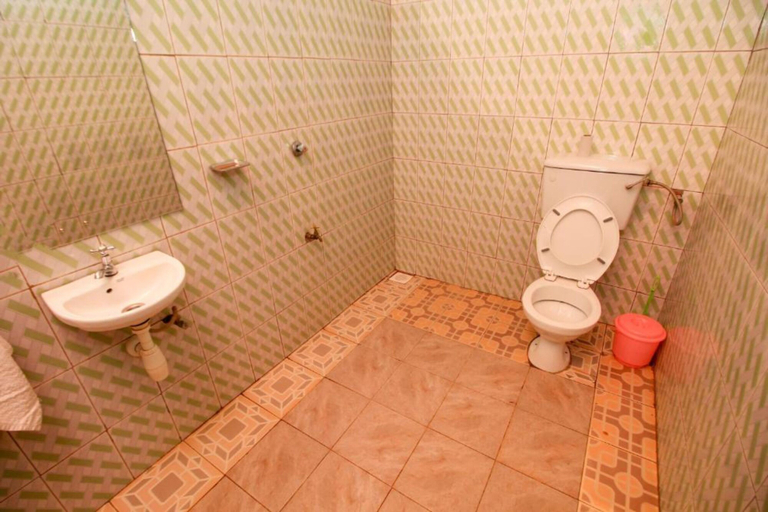 Bathroom, Rochester Guest House, Jinja