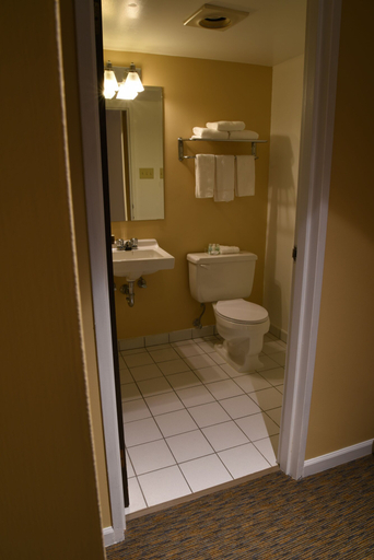 Bathroom 5, Pacific Inn, Skeena-Queen Charlotte