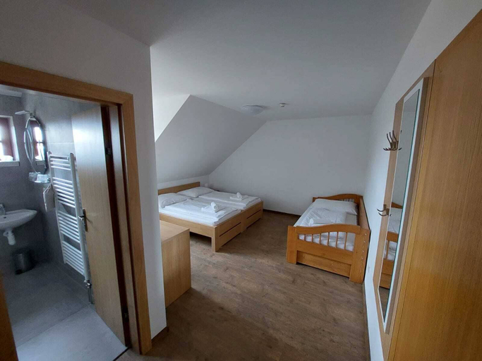 Bedroom 2, Horsky Hotel Hájenka, Cadca