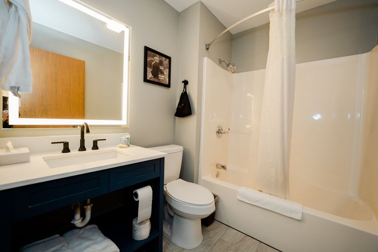 Bathroom 4, AmericInn by Wyndham Tomahawk, Lincoln