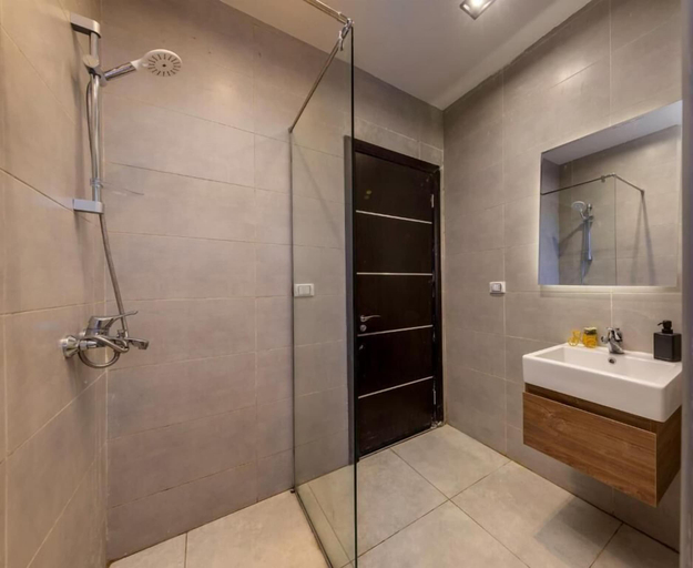 Bathroom 3, Travelholic Residence Golden Gates, Qasr an-Nil