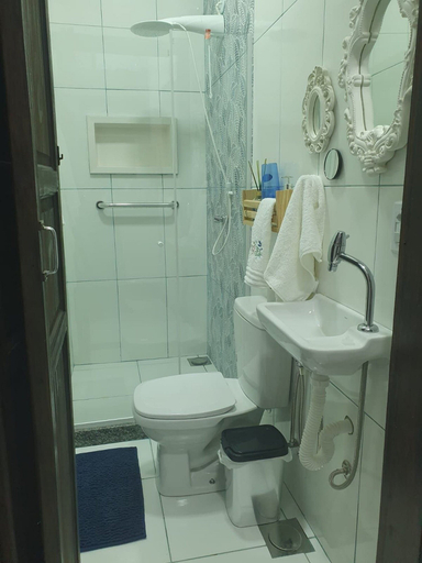 Bathroom 3, Andorinhas, Niterói