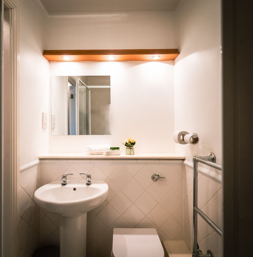 Bathroom, The Pheasant Bar & Restaurant Hotel, Wokingham