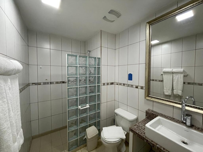 Bathroom 4, Del Rey Apartments
