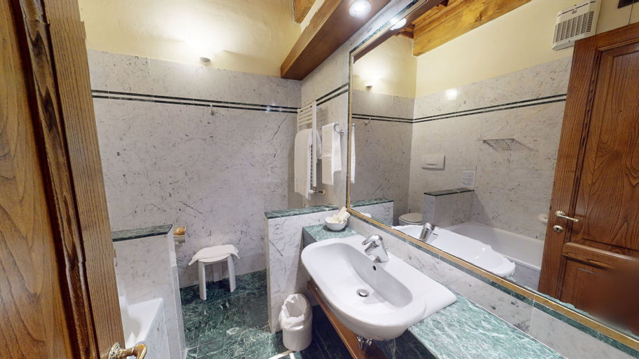Bathroom 5, Palazzo Squarcialupi, Siena