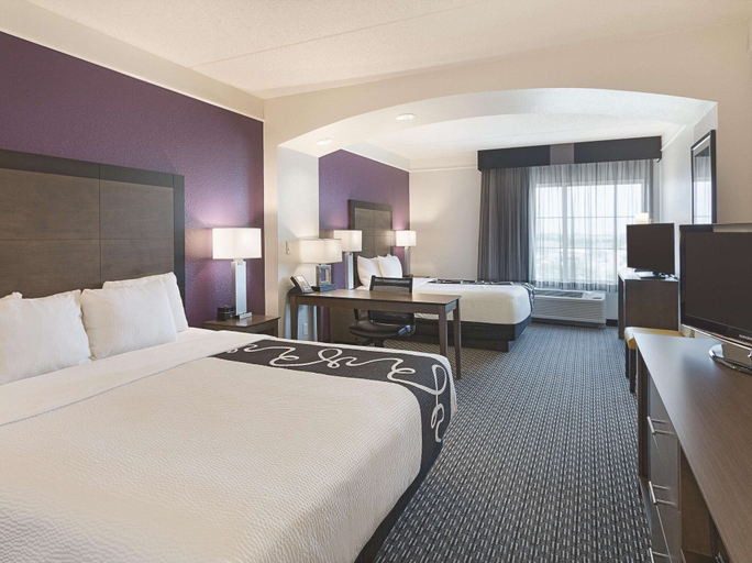 Bedroom 3, La Quinta Inn & Suites by Wyndham Arlington North 6 Flags Dr, Arlington