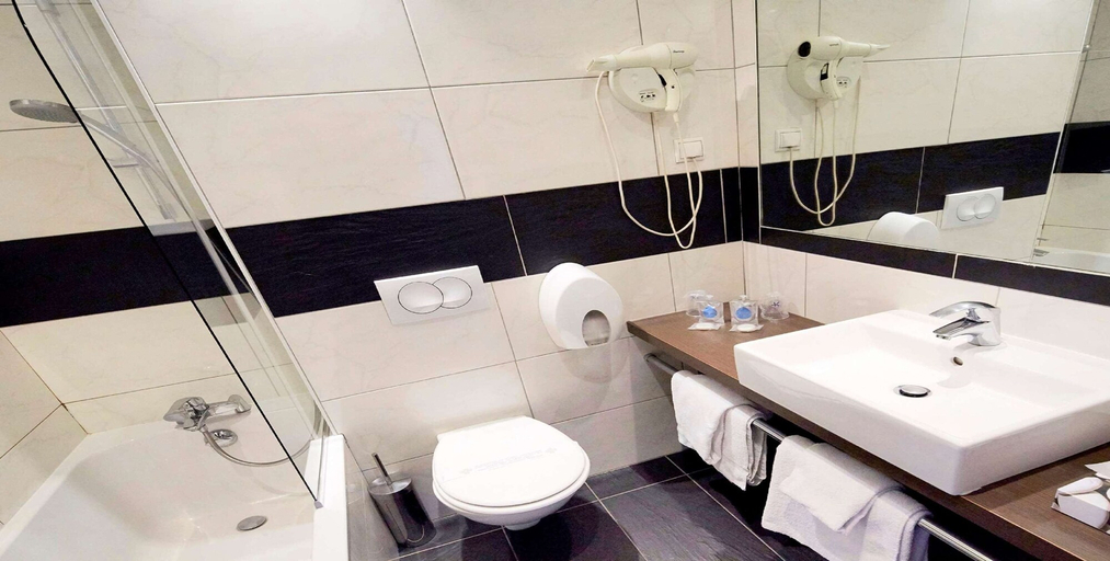 Bathroom 4, Kyriad Grenoble Centre, Isère