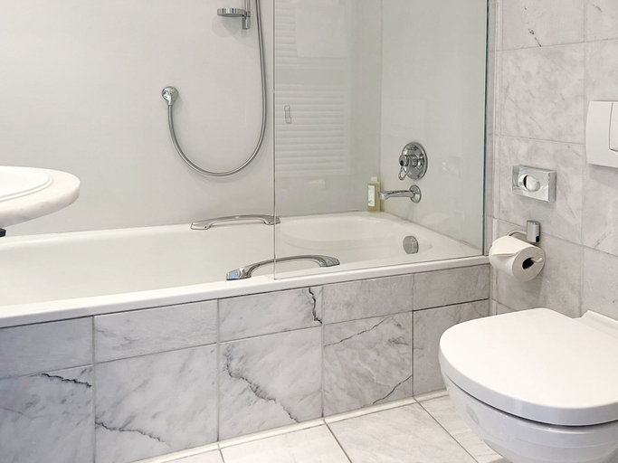 Bathroom 5, DORMERO Hotel Bargenturm Lüneburg, Lüneburg