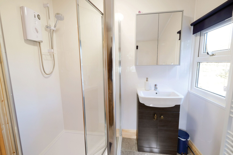 Bathroom 3, Merlins Cabin - 2 Bed - Blaen Cedi Farm, Swansea