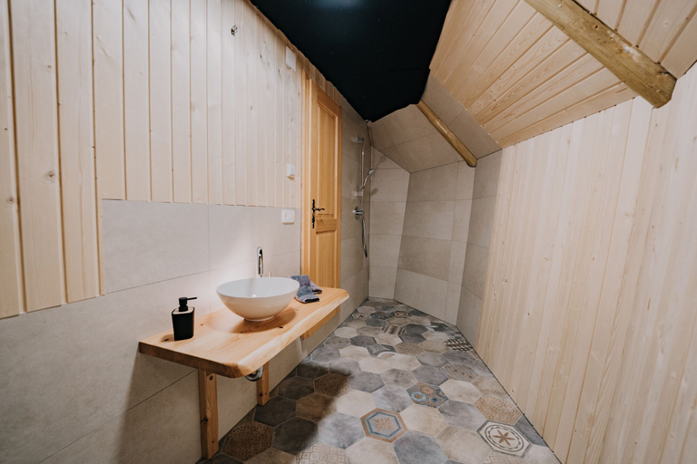 Bathroom 3, Koča Kronca - Velika planina, Kamnik