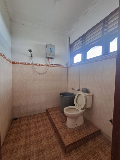Bathroom 4, OYO 93062 Sibayak Multinational Rest House, Karo