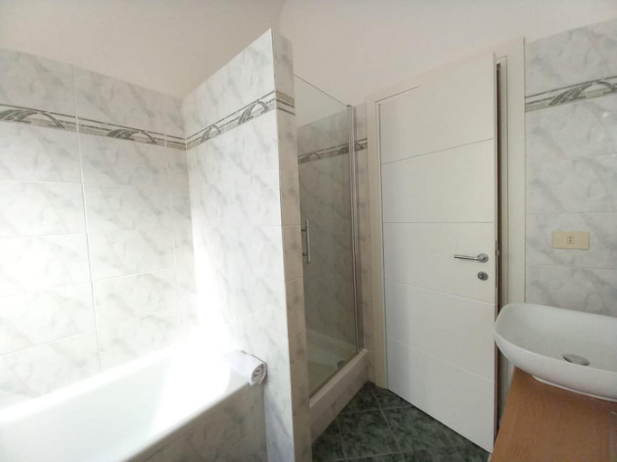 Bathroom 4, San Benedetto Apartment, Florence