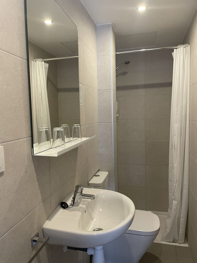 Bathroom 5, Hostal Mediterráneo, Girona