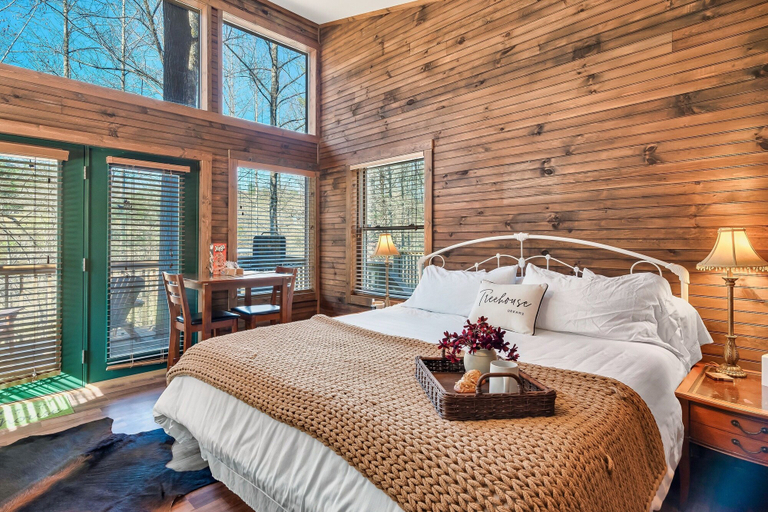 Others 1, Rivers Edge Treehouses, Graham