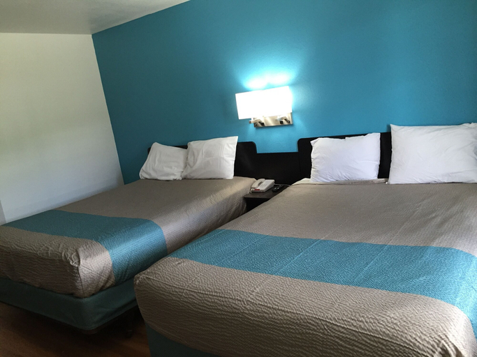 Bedroom 2, Motel 6 Prairie Du Chien, WI, Crawford