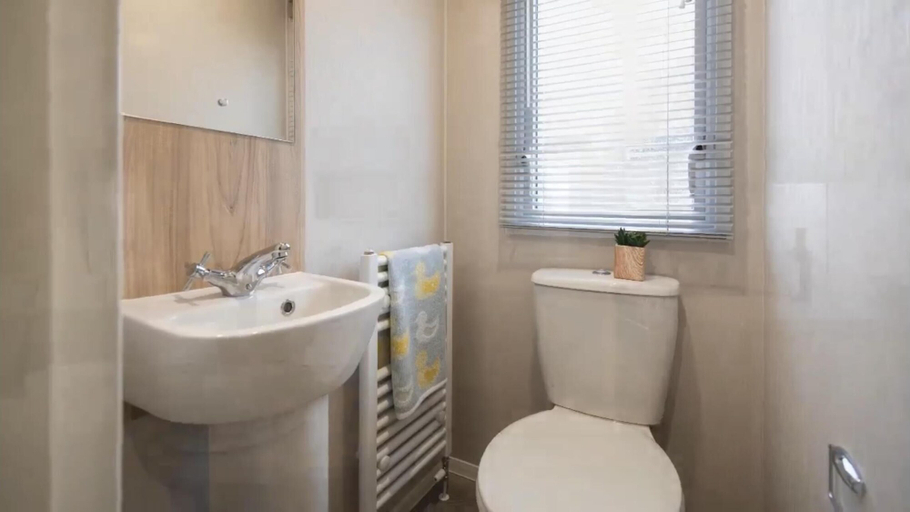 Bathroom 4, Coopers Beach 3-bed Caravan, Sleeps 8 & Pets Ok, Essex