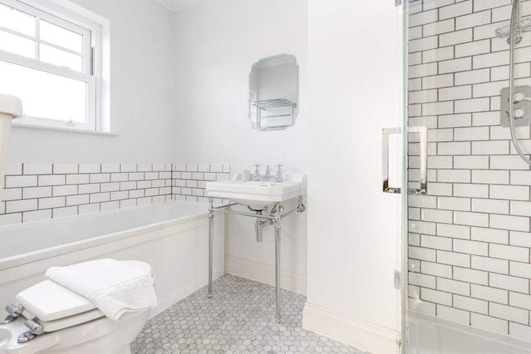 Bathroom 4, Spacious 3 Bed Flat Putney, London