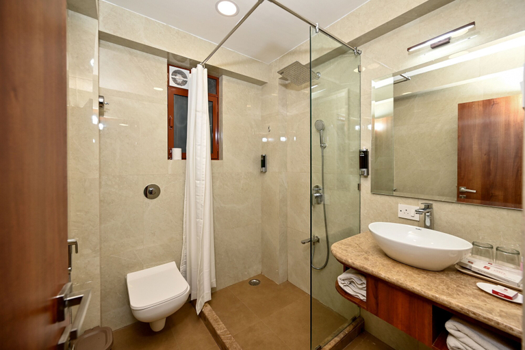 Bathroom 4, Hotel Parle International, Mumbai Suburban
