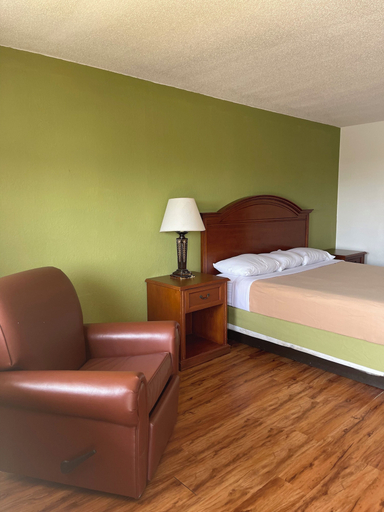 Bedroom 3, Relax Inn & Suites, Coles