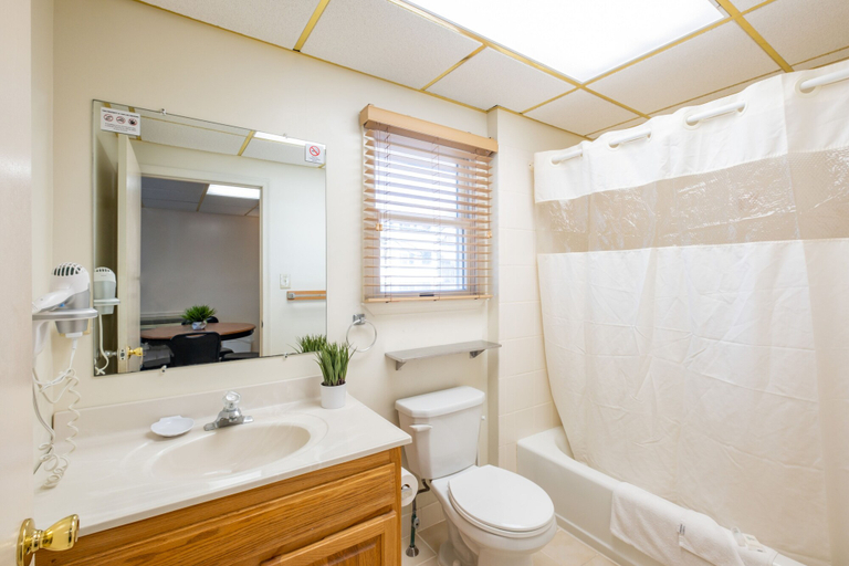 Bathroom 4, Tahiti Inn, Cape May