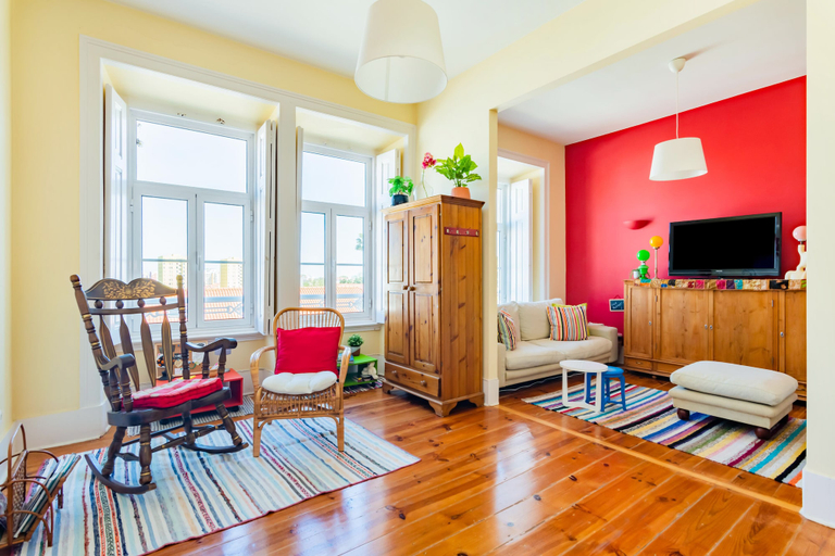 Others 1, Bright & Beautiful Top Floor Graça Flat, Lisbon