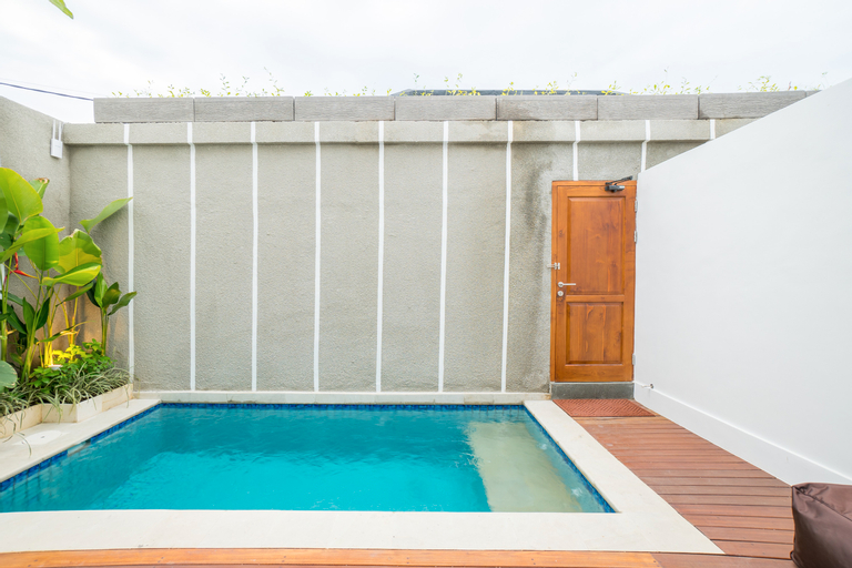 Swimming Pool 13