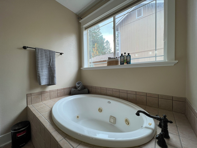 Bathroom 3, Amythist, Coconino