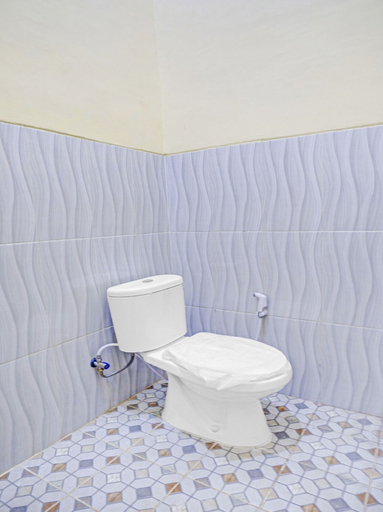 Bathroom, OYO Life 90737 Losmen Aini Syariah, Malang