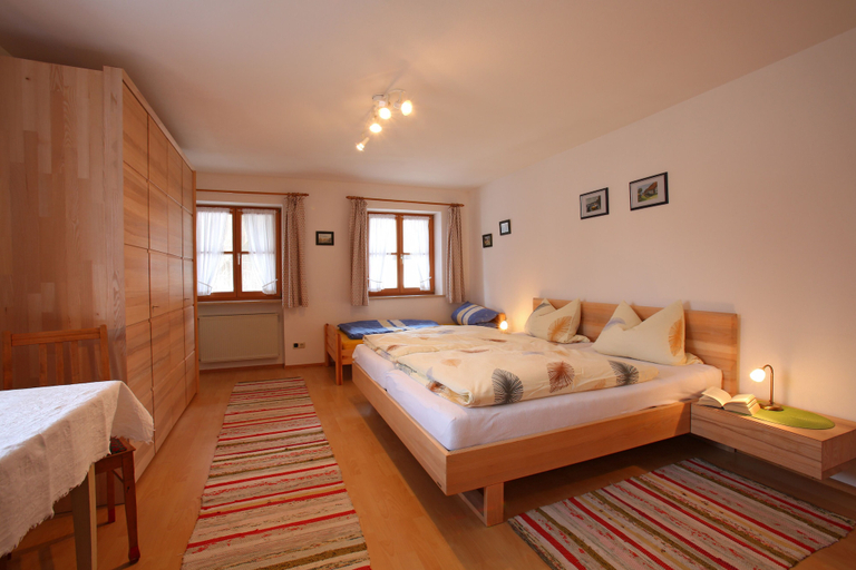 Bedroom 2, Zaißlhäusl Hof Ferienwohnungen, Traunstein