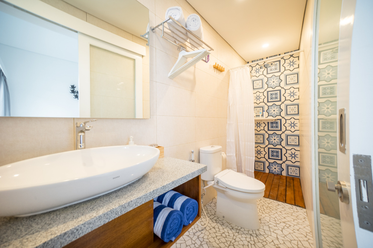 Bathroom 5, Fourleaf, Badung