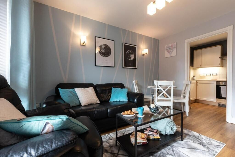 Others 4, Black Moon 2 bed 2 bath Central location, Southampton