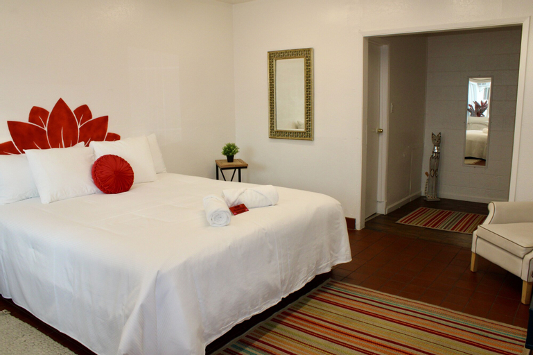 Nirvana Hotel, Clark