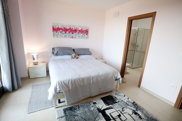 Bedroom 2, House - Sleeps 4 - Private Patio - Parking, Lecce
