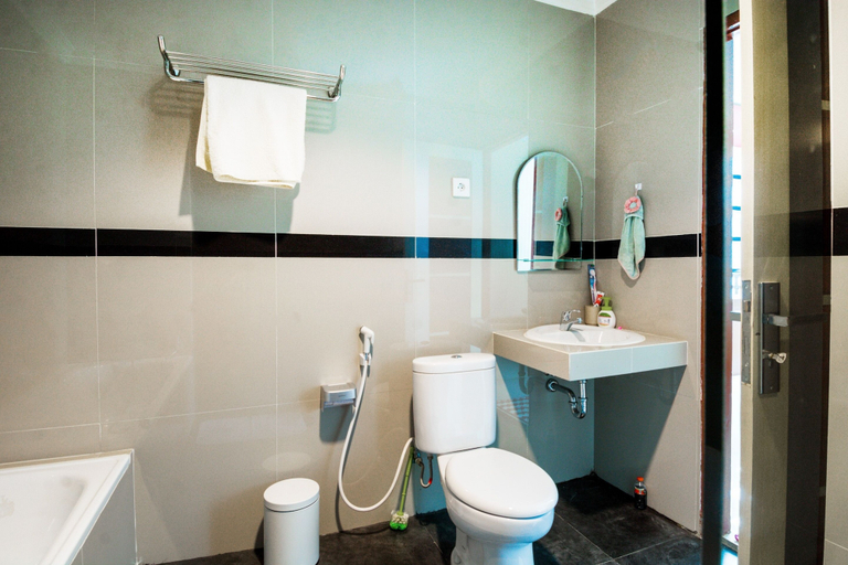 Bathroom 5, Collection O 3431 Hotel Alpha Bandara, Palembang