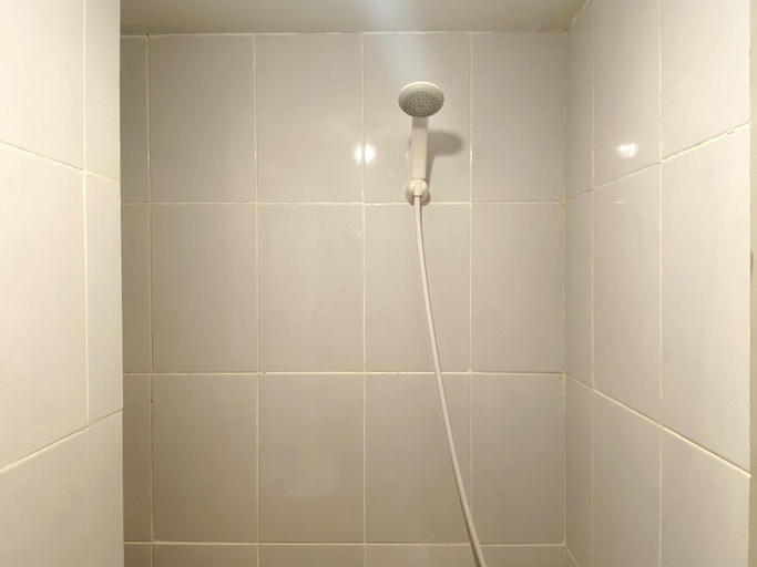 Bathroom 5, Furnished Studio with Sofa Bed at Tokyo Riverside PIK 2 Apartment By Travelio, Tangerang