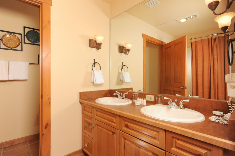 Bathroom 3, Expedition Station Condos by Vail Resorts, Summit