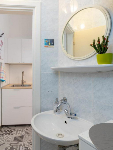 Bathroom 3, Sunny Palace Apartments, Dubrovnik