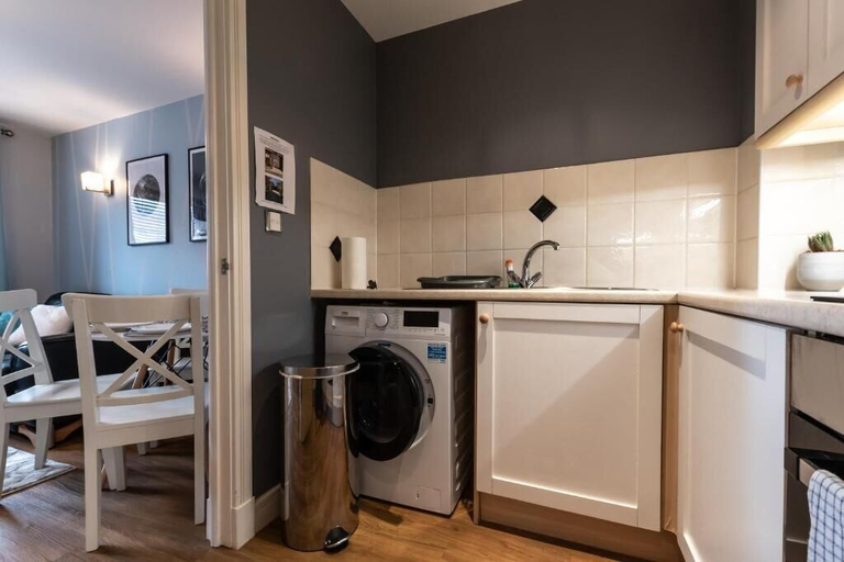 Others 5, Black Moon 2 bed 2 bath Central location, Southampton