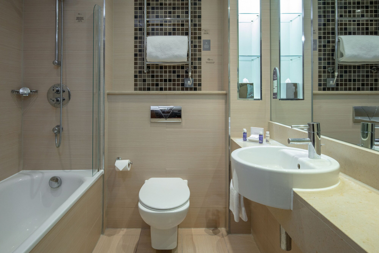 Bathroom 5, Hampshire Court Hotel & Spa, Hampshire