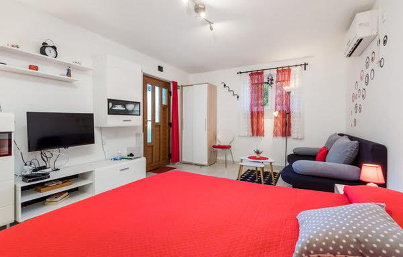 Bedroom 2, Stunning 1-bed Apartm. Near the Beach in M. Lošinj, Mali Lošinj