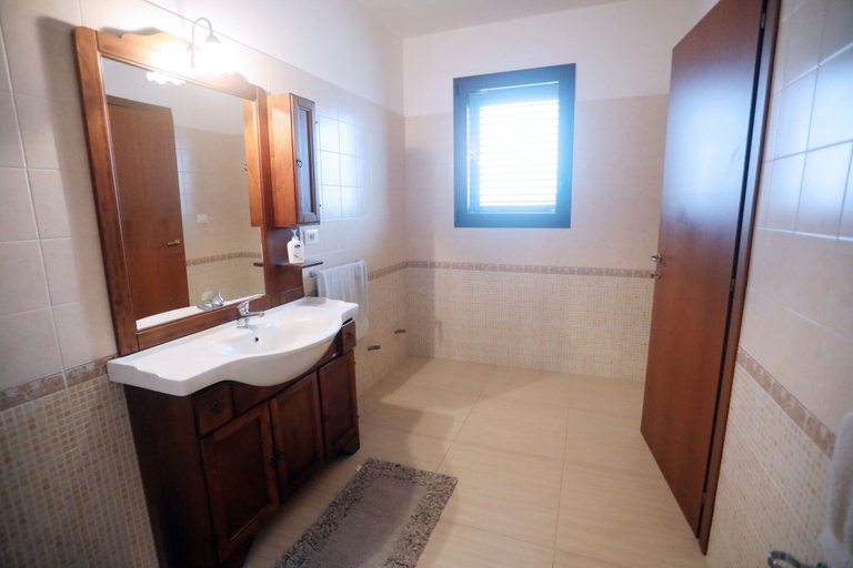 Bathroom 4, House - Sleeps 4 - Private Patio - Parking, Lecce