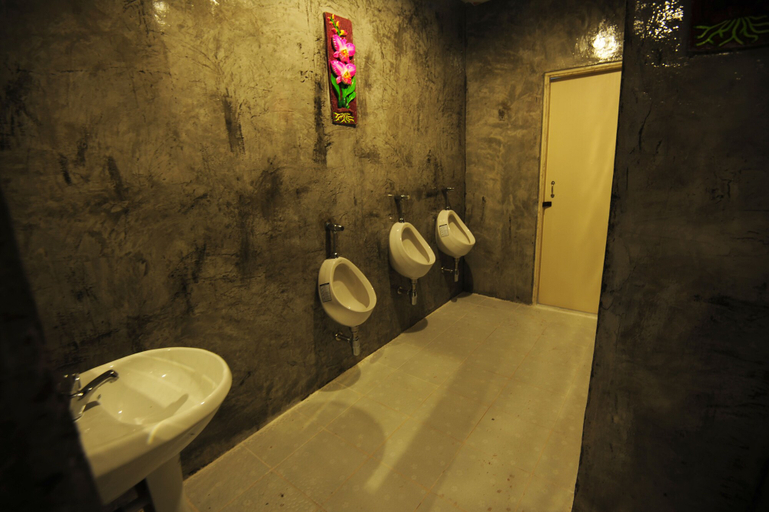 Bathroom 4, Twin Palms Hostel Phi Phi, Mueang Krabi