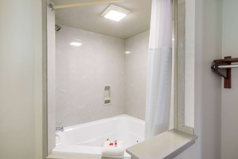 Bathroom 4, Baymont by Wyndham Biloxi/Ocean Springs, Jackson