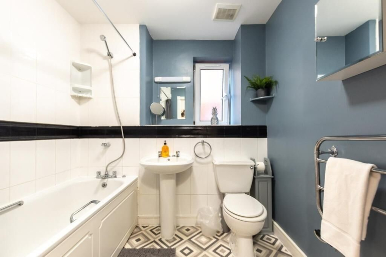 Bathroom 3, Black Moon 2 bed 2 bath Central location, Southampton
