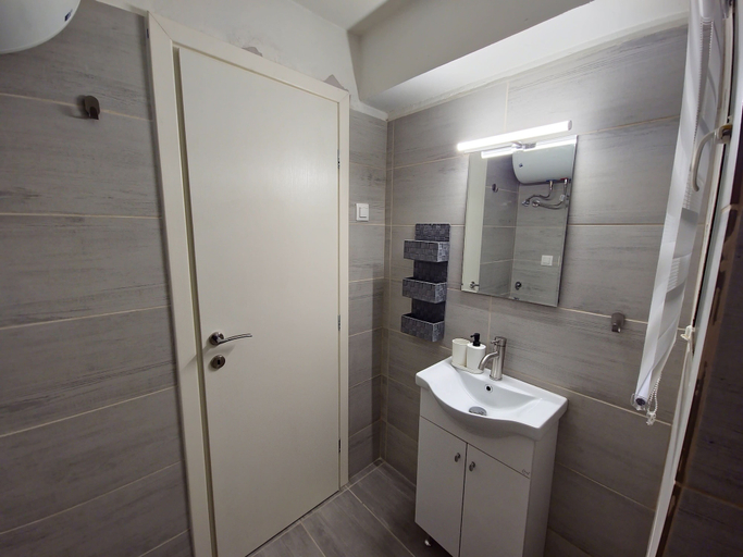 Bathroom 3, Helen's Place, Attica