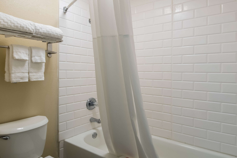 Bathroom 4, Surestay Plus By Best Western Jackson, Madison